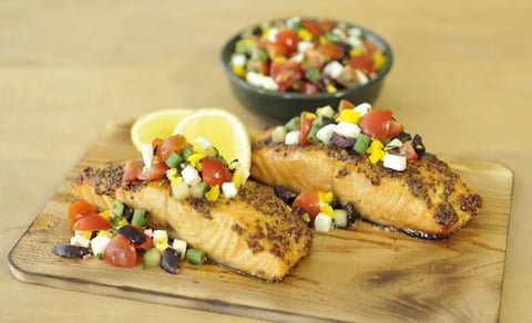 Saumon sur Planche de Cèdre avec Relish Niçoise