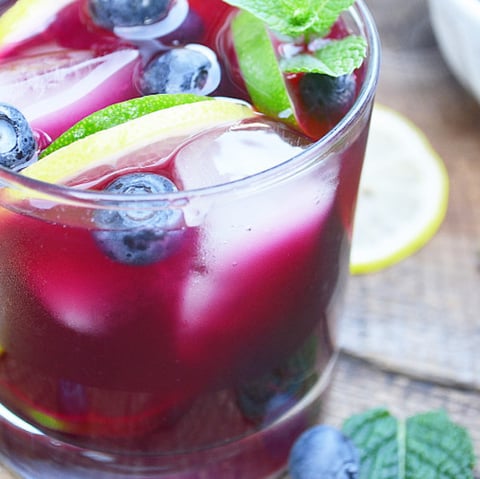 LIMONADE AUX BLEUETS ET À LA MENTHE