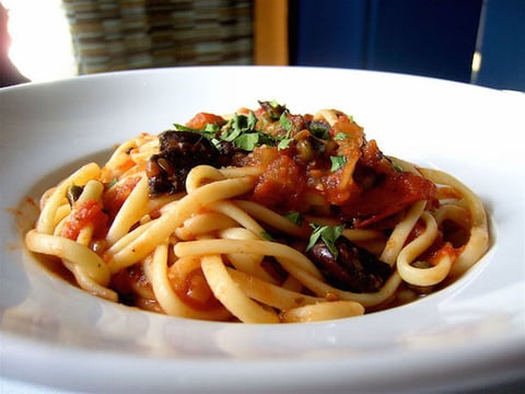 LINGUINE ALLA PUTTANESCA