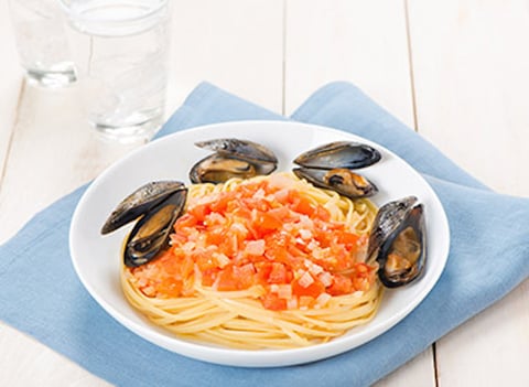 LINGUINE SANS GLUTEN ET MOULES DANS UN BOUILLON DE TOMATES AU VIN BLANC