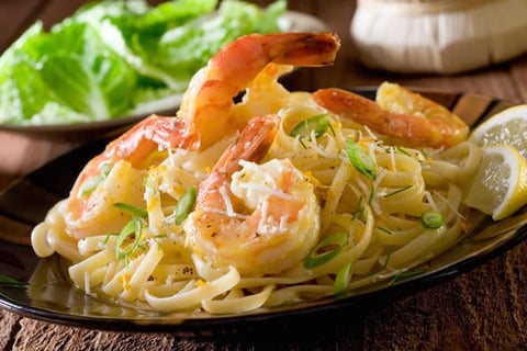 LINGUINES AUX CREVETTES, SAUCE À LA CRÈME D'AIL