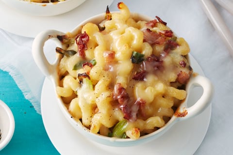 MACARONI AU FROMAGE, AU BACON ET AUX OIGNONS GRILLÉS