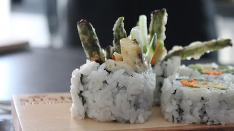 MAKI VÉGÉTARIEN AUX ASPERGES TEMPURA ET FROMAGE À GRILLER