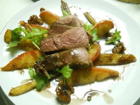 MARCASSIN, SALADE CHAUDE AUX PANAIS, POMMES, NOIX ET SIROP DE LIÈGE