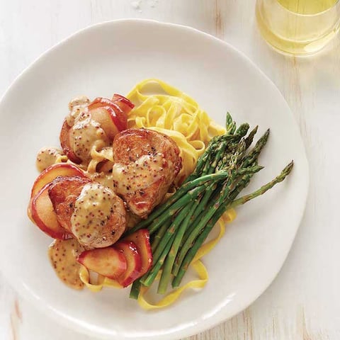 Médaillons de Porc, Sauce aux Pommes et à L’érable