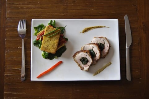 MIGNON DE PORC, EN CROÛTE DE BAYONNE, FOURRÉ À CŒUR AU BRAISÉ D"ÉPINARDS