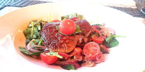MIGNON SUR SALADE D’ÉPINARDS À LA VINAIGRETTE CHAUDE BACON-DIJON