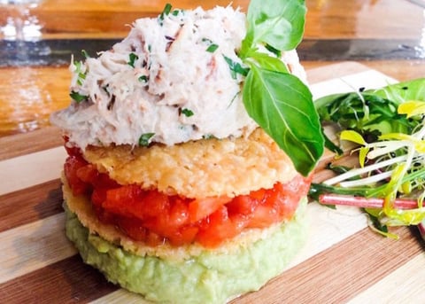 Mille Feuille Crabe-Avocat et Tuiles de Parmesan