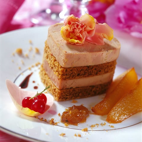 Millefeuille de Foie Gras au Pain D’épices, Poires Caramélisées et Confit D’oignons