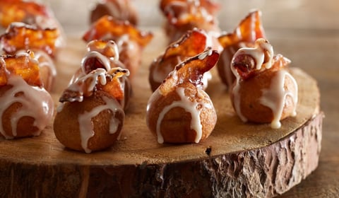 Mini Beignets Glacées à L'érable et Bacon Caramélisé