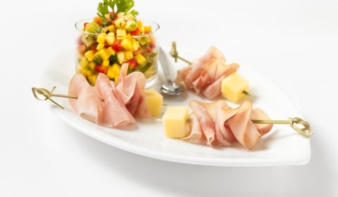Mini Brochettes de Jambon et Fromage avec Salsa aux Fruits