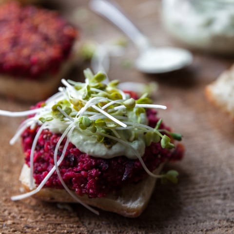 MINI-BURGERS À LA BETTERAVE, BOULGOUR & MAYONNAISE À L’AVOCAT