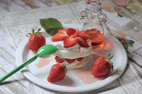 MINI PAVLOVAS AUX FRAISES, BASILIC ET SIROP DE COQUELICOT