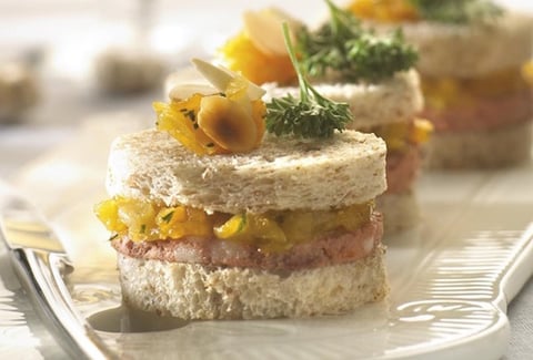 MINI-SANDWICHES AU PÂTÉ DE GIBIER ET CHUTNEY D’ABRICOTS