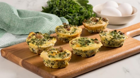 Minifrittatas au Chou Frisé et à la Saucisse