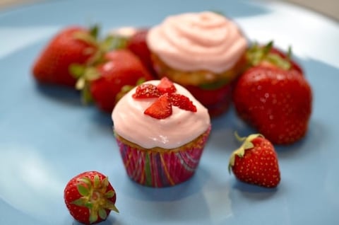 Minis Cupcakes à la Vanille et Glaçage aux Fraises
