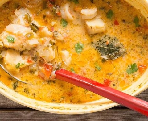 Moqueca (mijoté de fruits de mer de tomates de coriandre et de lait de coco)