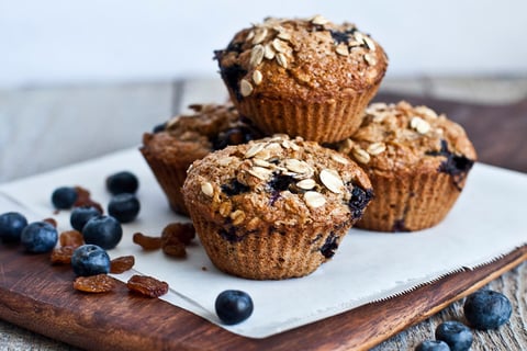 MUFFINS AUX BLEUETS, RAISINS ET ZESTE D'ORANGE
