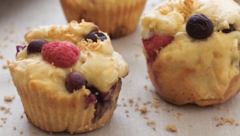 Muffins aux Petits Fruits, au Chocolat Blanc et à L’érable