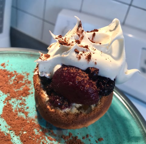 Muffins Farcis de Fruits Garni de Crème Fouettée
