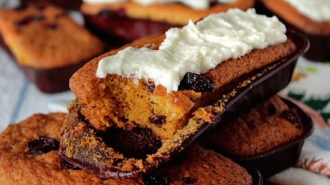 Muffins «fluff» aux Carottes, Canneberges et Orange (glacés)