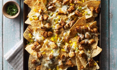 NACHOS DE POULET AU FOUR AVEC SAUCE À LA TOMATILLE (TOMATE VERTE DU MEXIQUE)