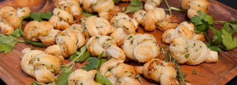 NŒUD FEUILLETÉ AUX FINES HERBES ET À L’AIL