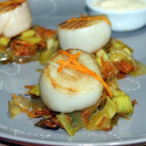 NOIX DE SAINT JACQUES, FONDUE DE POIREAUX ET SAUCE À L'ORANGE
