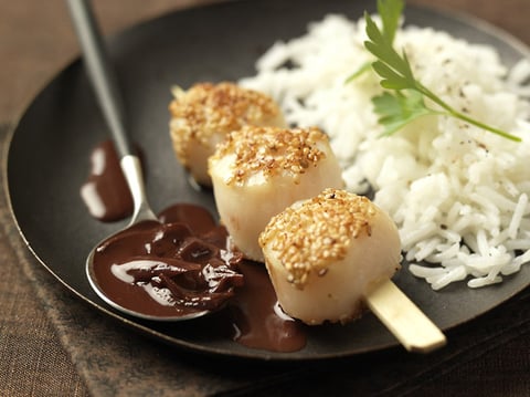 Noix de Saint-Jacques Poêlées au Sésame, Sauce Chocolat