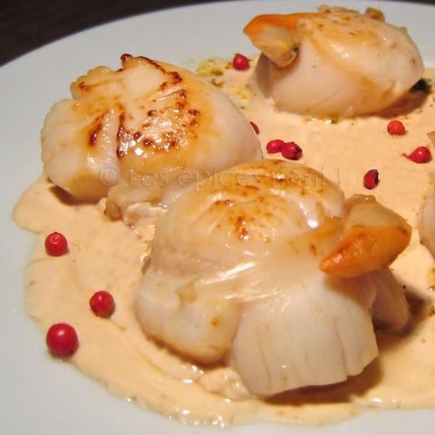 NOIX DE ST JACQUES POÊLÉES, SAUCE AU CHAMPAGNE