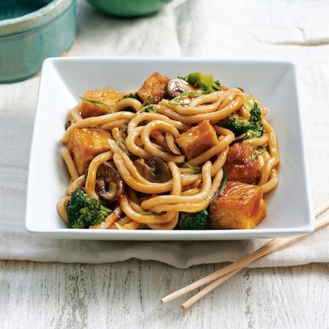 Nouilles au Tofu Croustillant et Légumes Sautés