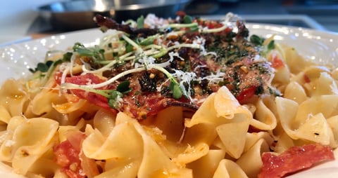 Nouilles aux Oeufs, Chorizo et Tomates