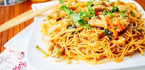 Nouilles Chinoises au Poulet & aux Légumes