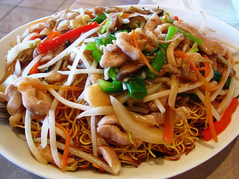 Nouilles Chinoises Sautées aux Légumes et au Poulet