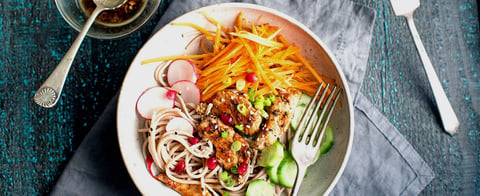 Nouilles Soba au Poulet Grillé à L'asiatique et Salade Croquante