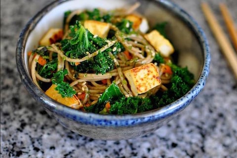 Nouilles Soba au Tofu, Chou Kale et Furikake
