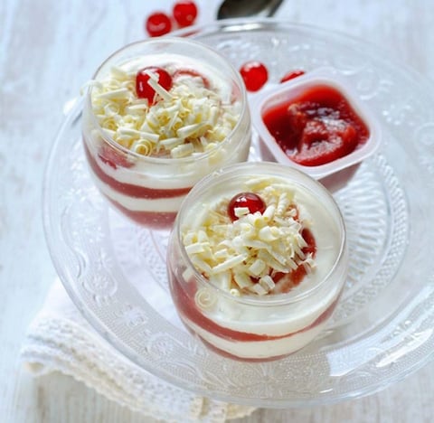 Nuage de Fromage Blanc aux Cerises Confites