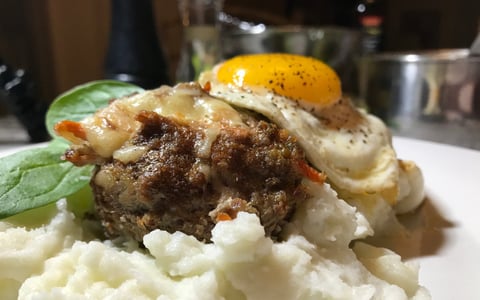 Oeuf Miroir sur Boeuf au Fromage et Pomme de Terre