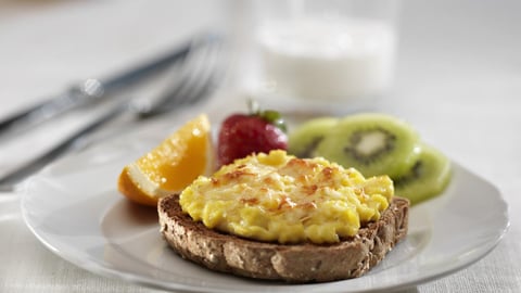 Œufs Brouillés au Fromage sur une Rôtie