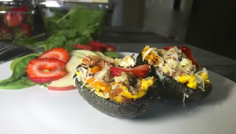 Oeufs broyés avec Petits Légumes dans une Pelure D'Avocat