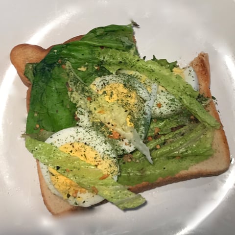 Oeufs Épicés Laitue et Hummus sur Pain Grillé