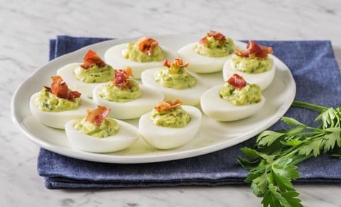 Œufs Farcis à la Crème D’avocat avec Prosciutto