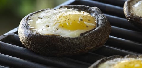 Œufs Grillés dans des Champignons Portobellos