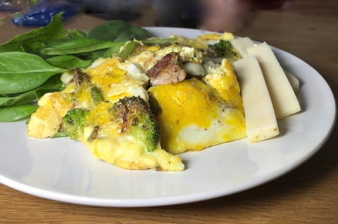 Omelette aux Épinard avec Lanière de Porc