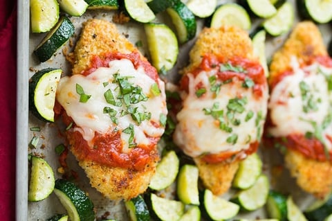 Poulet Parmesan Simple et Savoureuse Cuit au Four avec des Courgettes