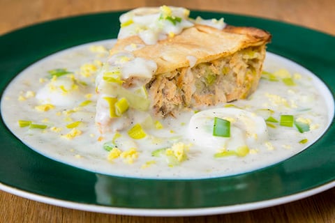 PÂTÉ AU SAUMON SAUCE BÉCHAMEL OEUFS ET POIREAU