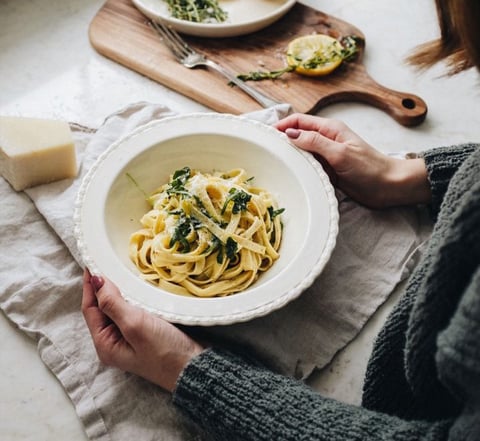 PÂTES À L’HUILE D’OLIVE INFUSÉE AUX CHAMPIGNONS SÉCHÉS, À L’AIL & AU CITRON