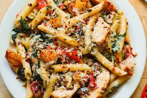 Pâtes au Poulet et Bacon avec une Sauce Crémeuse à L’ail