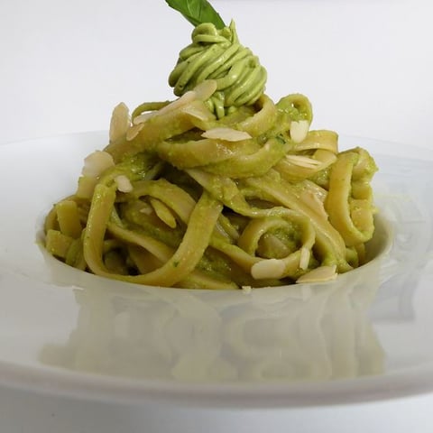 Pâtes Sauce à L'avocat Amande Parmesan et Basilic
