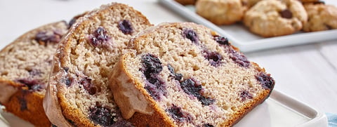 PAIN AUX BANANES ET AUX BLEUETS SANS GLUTEN* AVEC COULIS DE CANNELLE